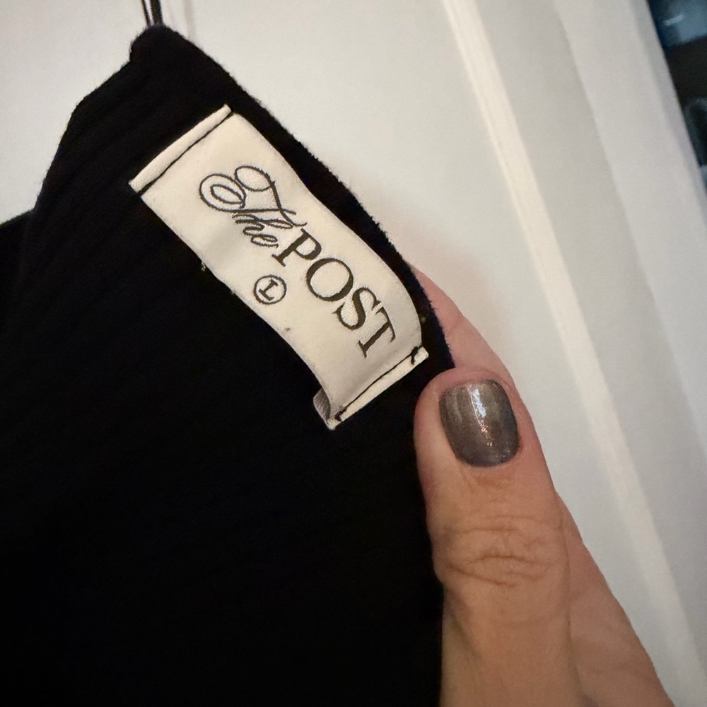 Chic Open back Black Dress - Picture 2 of 5
